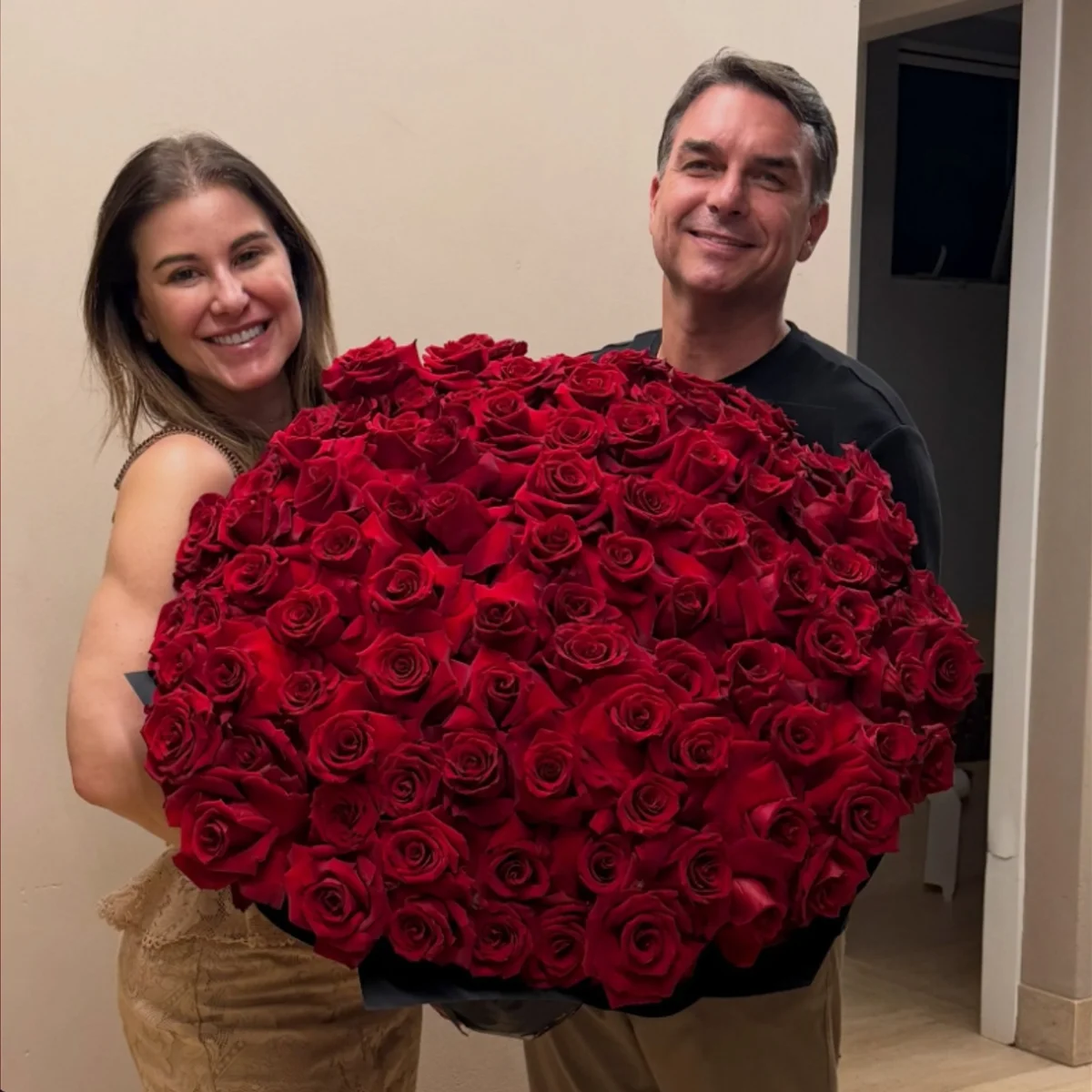 Flávio cancela participação em live para comemorar aniversário da esposa