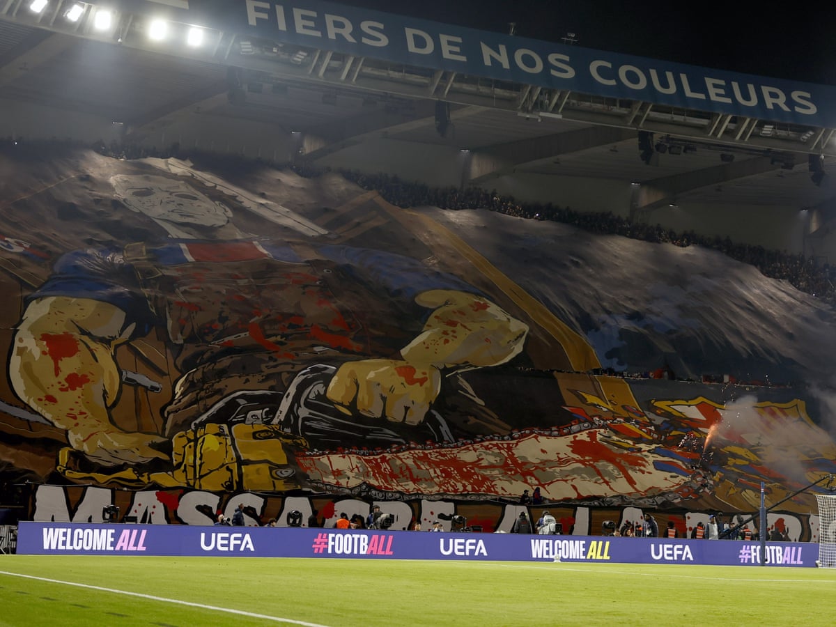 O Paris Saint-Germain brilha no campo enquanto a cidade da luz arde ao seu redor