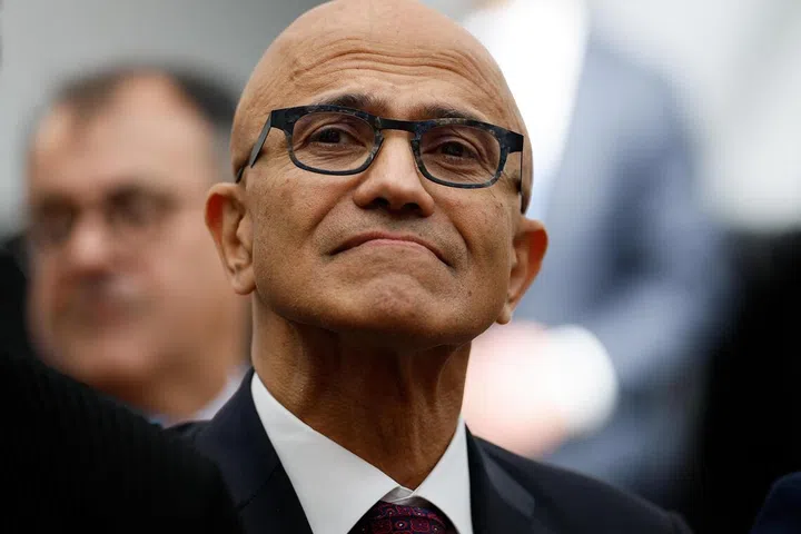 O CEO da Microsoft, Nadella, pede um 'freio de emergência' para a IA avançada