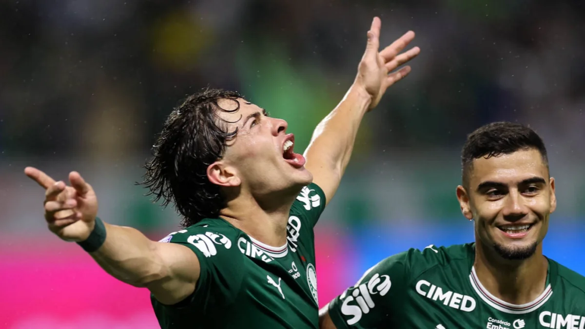 Com dois gols de Giay, Palmeiras atropela Corinthians pelo Brasileirão