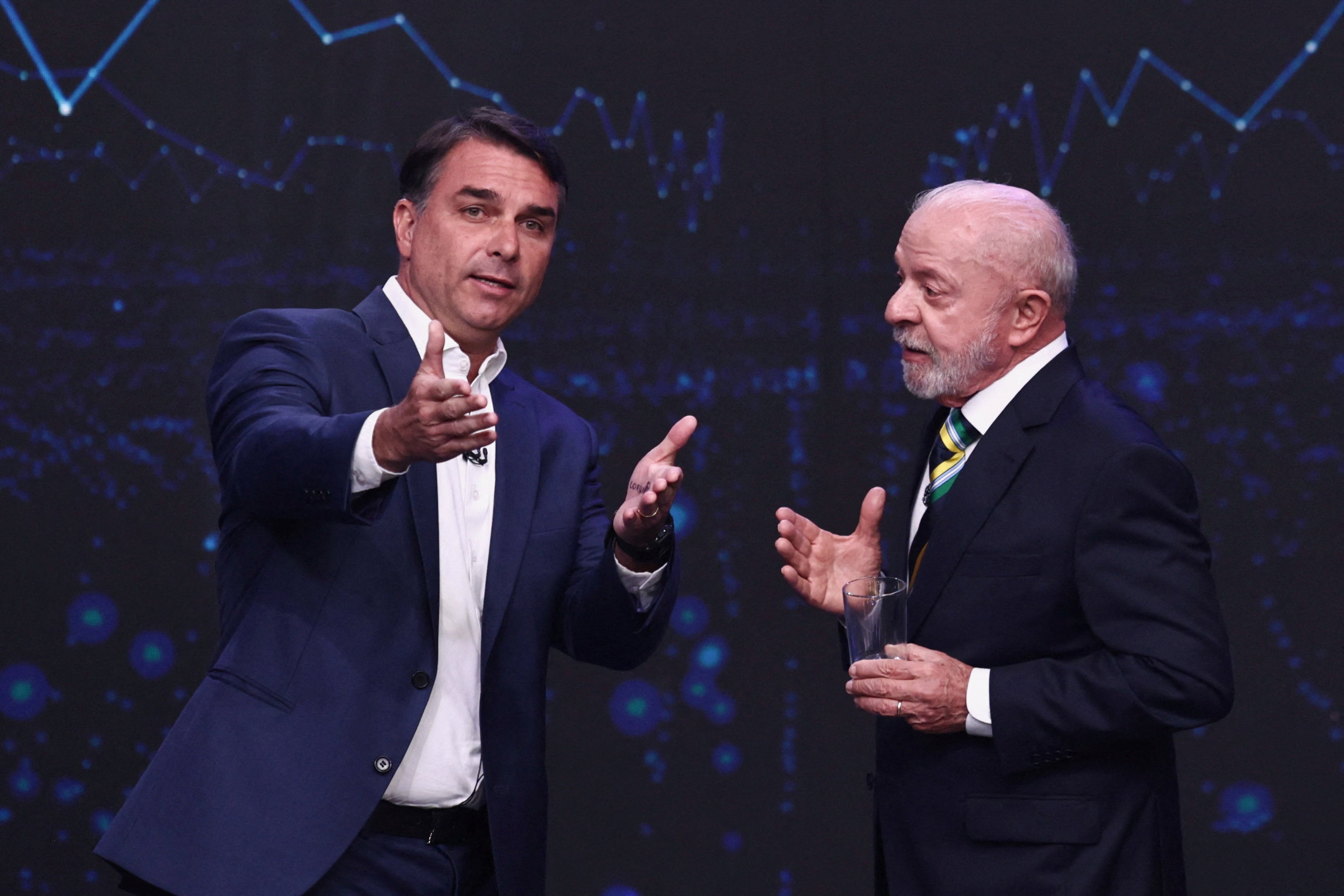 Ibovespa fecha em alta e dólar cai com Flávio Bolsonaro à frente nas pesquisas, às vésperas das eleições