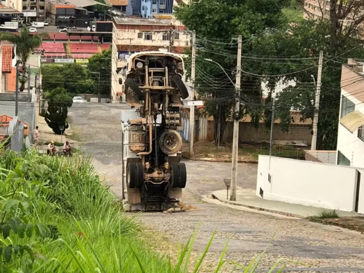 Caminhão tenta subir morro, tomba e fica em pé na pista em MG; veja foto