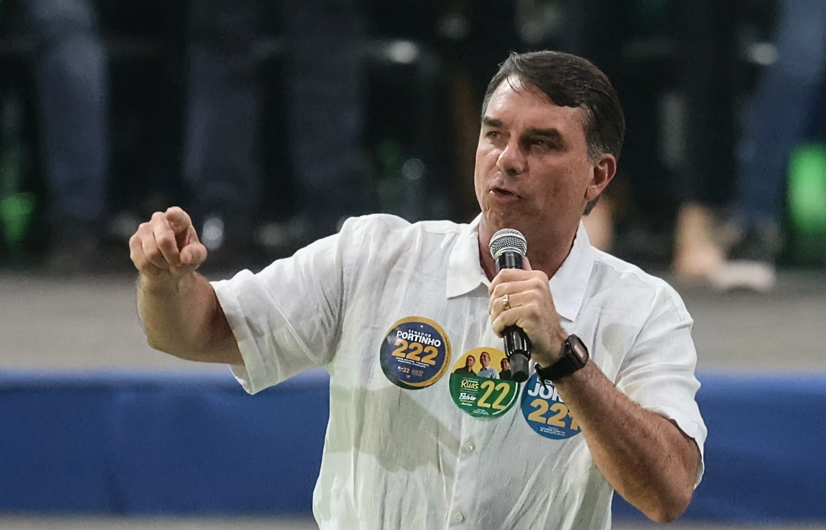 Flávio Bolsonaro irá a ao menos um debate no segundo turno