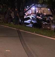 Uma homem e uma mulher, ambos de 20 anos, morreram após Porsche em que estavam bater contra uma árvore e pegar fogo. Foto: EPTV Campinas/Reprodução / Estadão