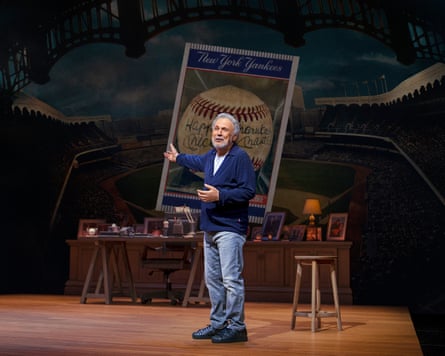 Imagem da matéria: 860 review – O carisma de Billy Crystal impulsioniza uma peça solitária e divagante