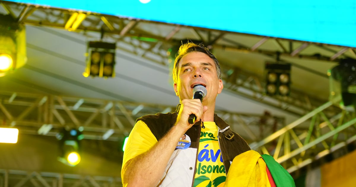 A empresários, Flávio Bolsonaro sinaliza revisão da PEC do fim da escala 6x1 se eleito