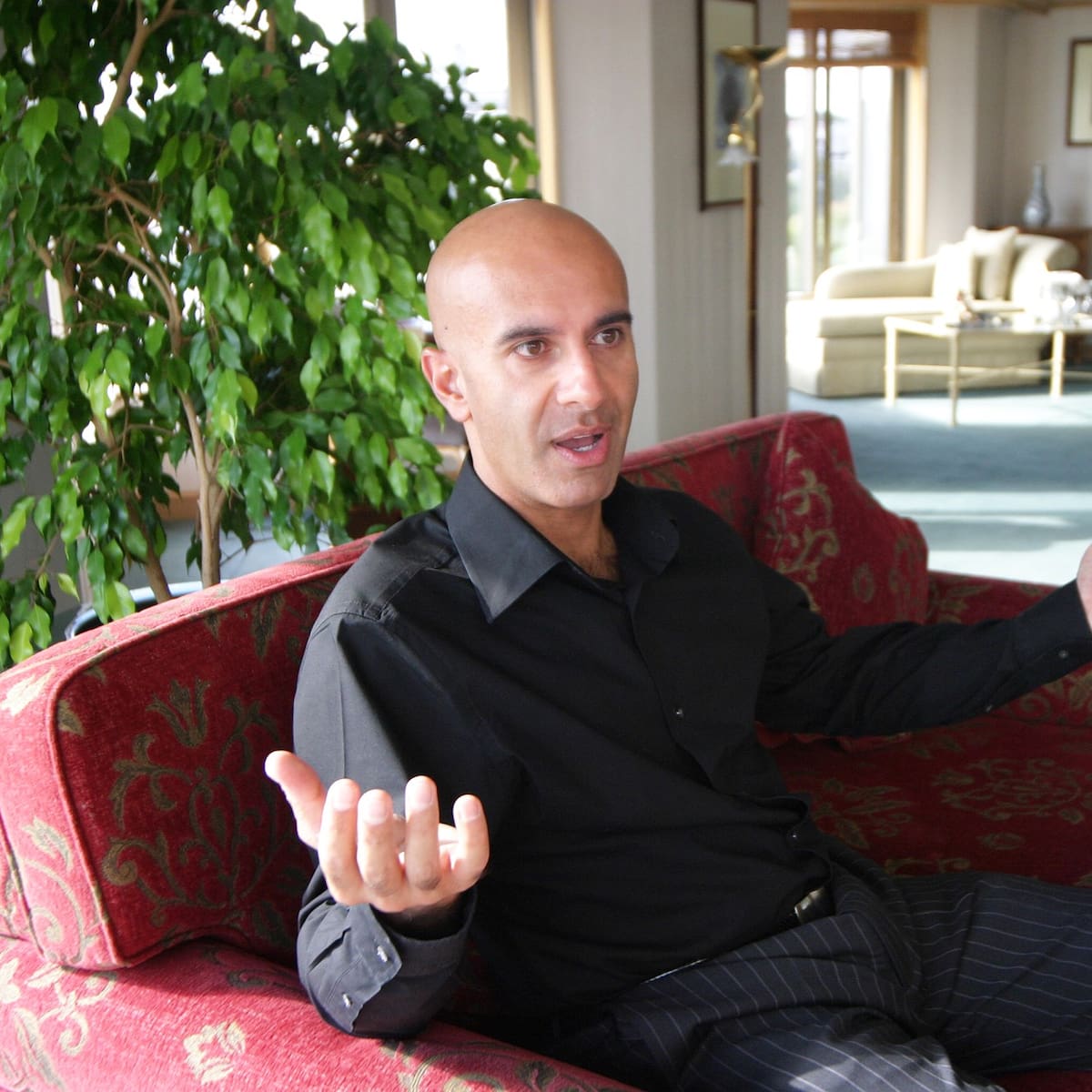 Robin Sharma, escritor canadiense: "Aprendemos del amor propio en la dificultad"