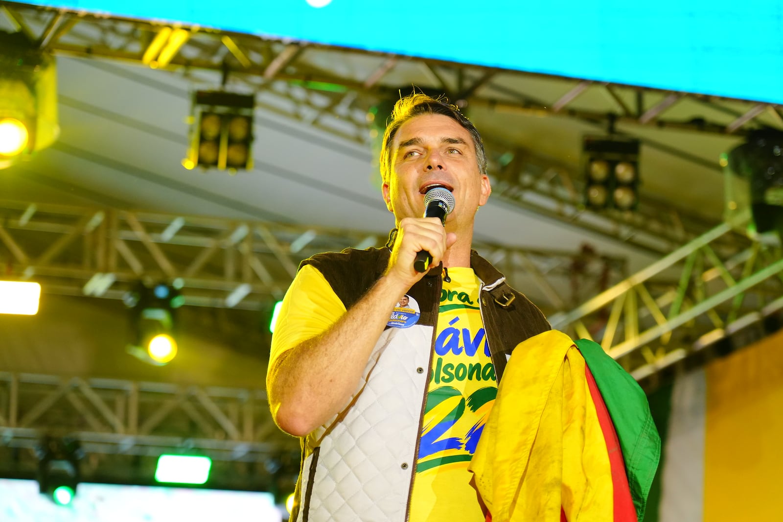 Flávio Bolsonaro, durante comício em Porto Alegre - Crédito: Charles Vieira/Campanha Flávio Bolsonaro Charles Vieira/Divulgação