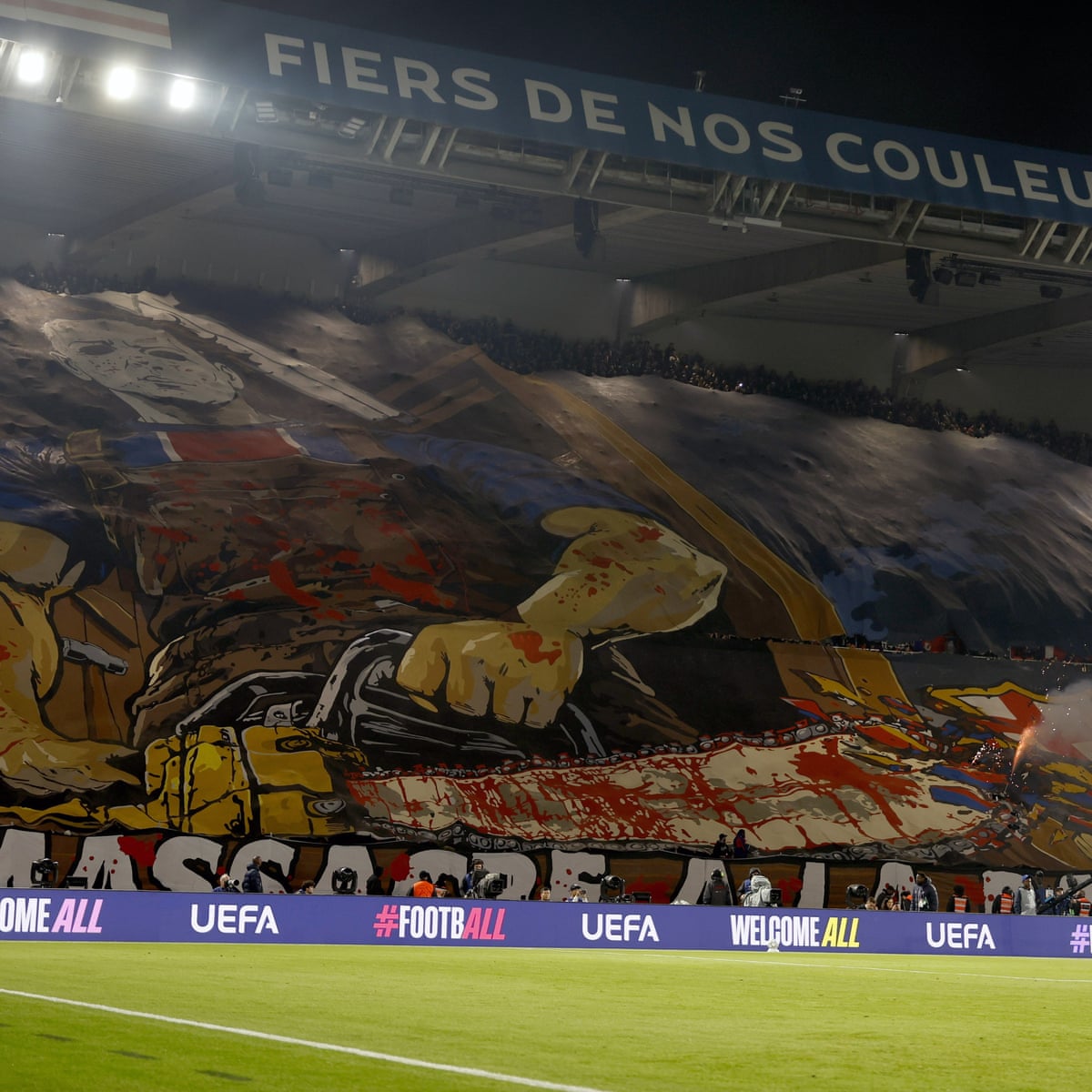 O Paris Saint-Germain brilha no campo enquanto a cidade da luz arde ao seu redor