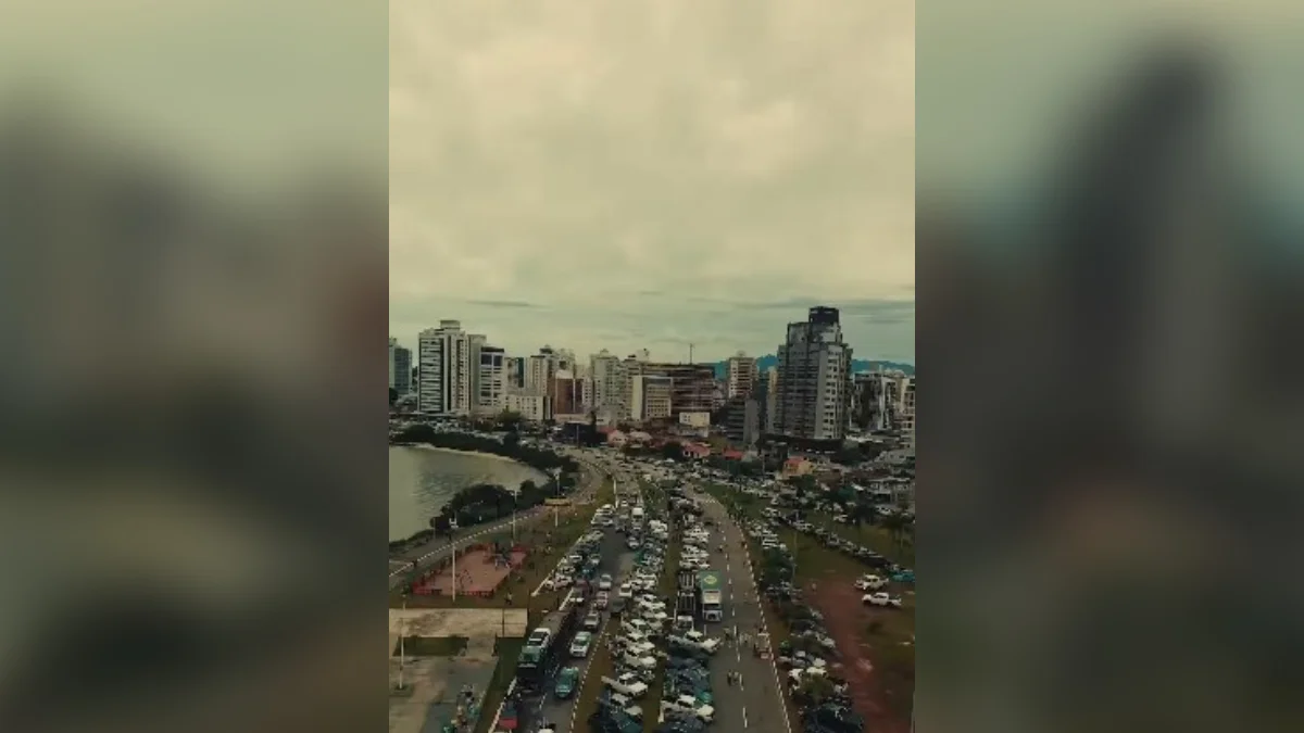 Apoiadores de Flávio Bolsonaro organizam “caminhonetaço” em Florianópolis