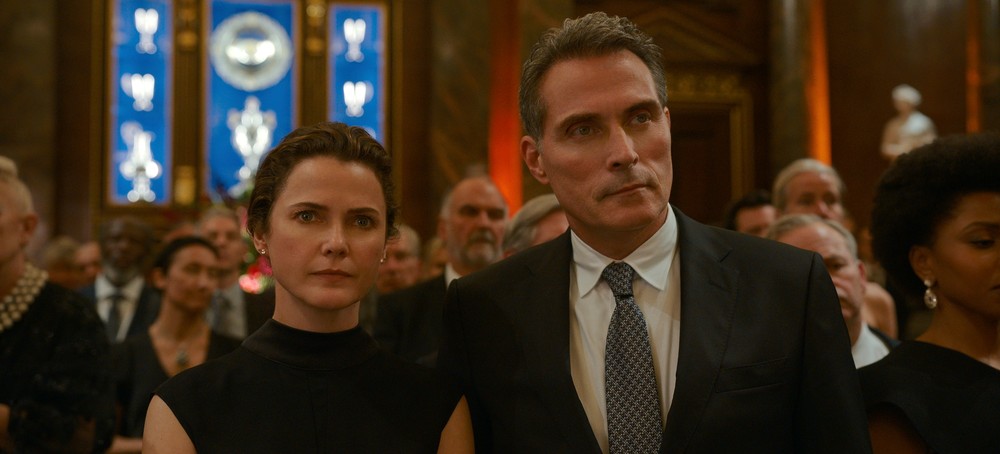 Na trama de A Diplomata, uma embaixadora americana soluciona conflitos internacionais envolvendo seu país — Foto: Divulgação/Netflix