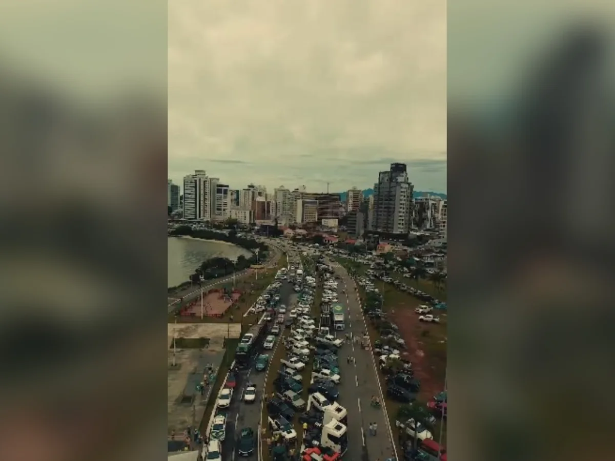 Apoiadores de Flávio Bolsonaro organizam “caminhonetaço” em Florianópolis