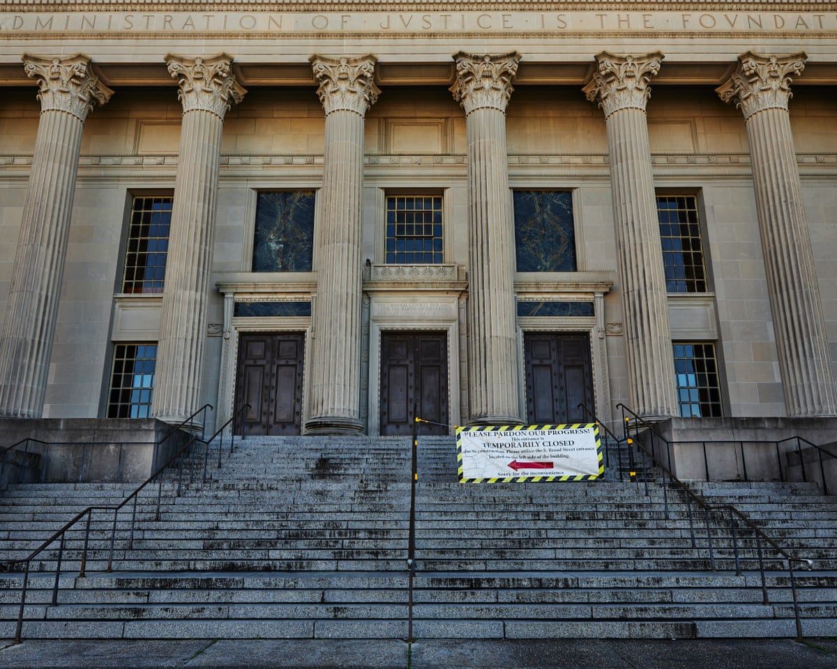 Um funcionário da corte de Nova Orleans que algemou jornalistas foi disciplinado – por violar a etiqueta