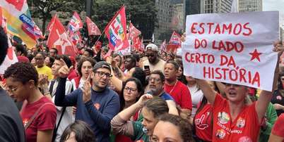 Apoiadores de Lula lotaram a Avenida Paulista na tarde de s&aacute;bado, v&eacute;spera da elei&ccedil;&atilde;o presidencial. (24/10/2026) Foto: &copy; RFI/ L&uacute;cia M&uuml;zell / RFI