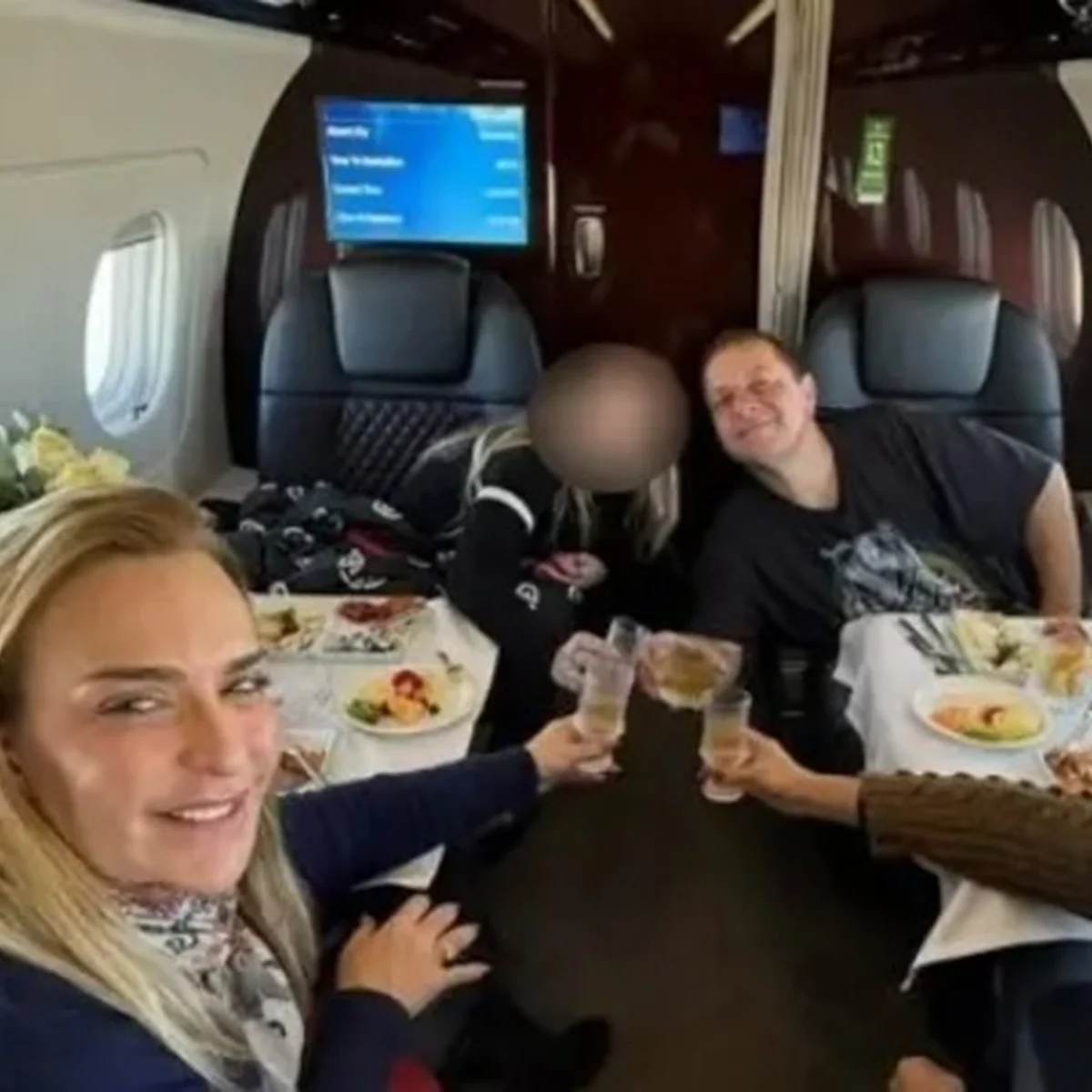 Lulinha aparece em foto com Roberta Luchsinger em jatinho de U$ 20 milhões