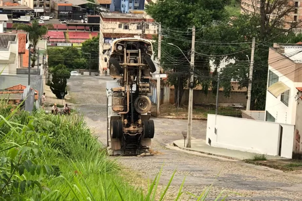 Caminhão tenta subir morro, tomba e fica em pé na pista em MG; veja foto