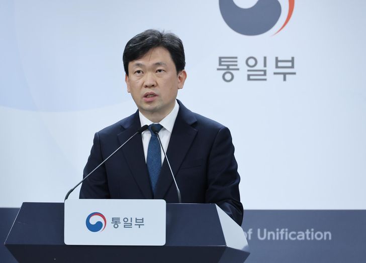 Unification Ministry Spokesperson Yoon Min-ho speaks at a regular briefing at the government complex in Seoul, Monday. Yonhap
