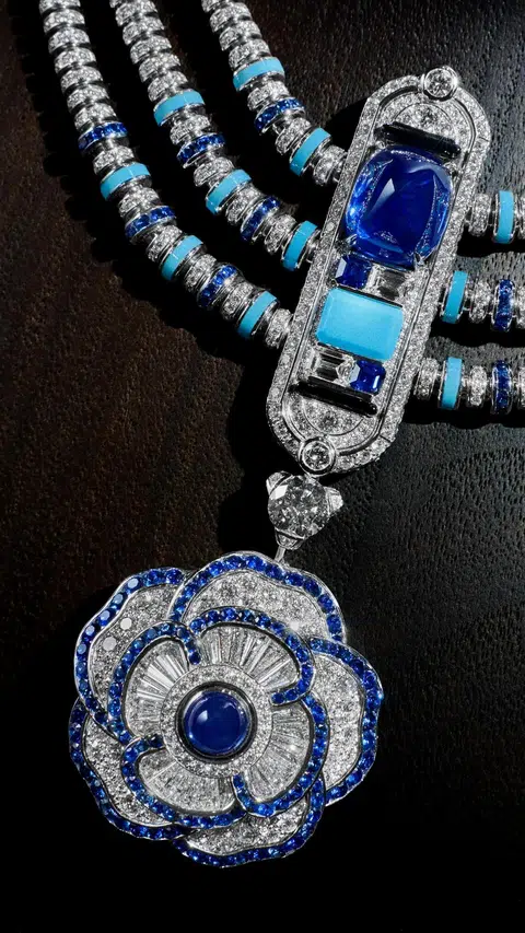 A Chanel traz sua coleção de joias finas de 2026, composta por signos, símbolos e amuletos da sorte, para Singapura.