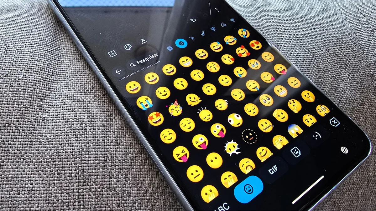 Teclado de emojis aberto em celular