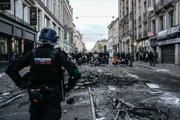 Trump diz que França deve fechar fronteiras e volta a culpar imigrantes