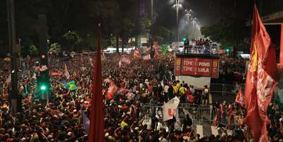 F&atilde;s lotam Avenida Paulista Foto: TIAGO QUEIROZ / ESTAD&Atilde;O CONTE&Uacute;DO