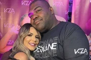 Deolane Bezerra e Nego Jader posam abraçados
