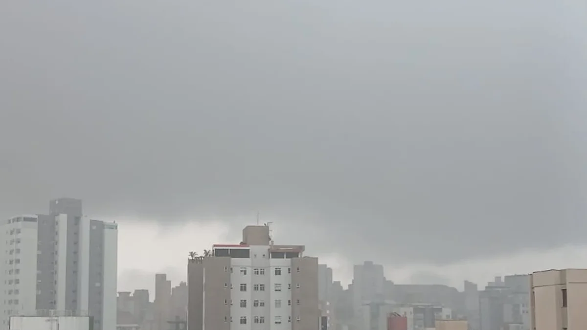 Após dias de calor, BH tem alerta de chuva com raios e ventos fortes